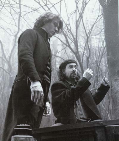 Tim Burton dando instrucciones a Johnny Depp, rodaje pelicula Dark Shadows